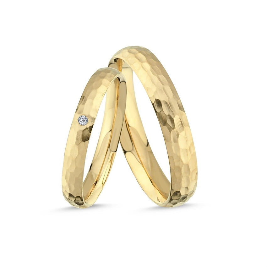 Unikke Nuran vielsesringe i 14 kt guld med hamret overflade og 0,01 ct diamant.